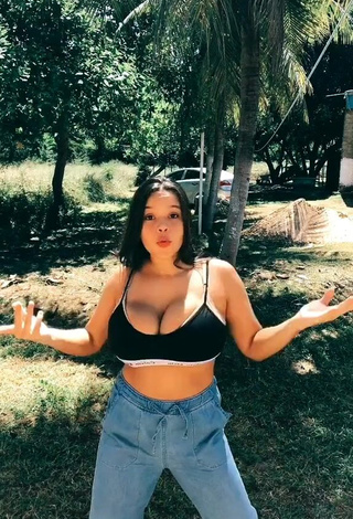 1. Sweetie Allana Vasconcelos Shows Cleavage in Crop Top and Bouncing Big Boobs