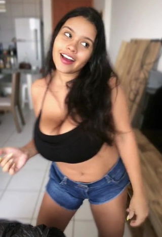 4. Seductive Allana Vasconcelos Shows Cleavage in Black Crop Top and Bouncing Big Breasts