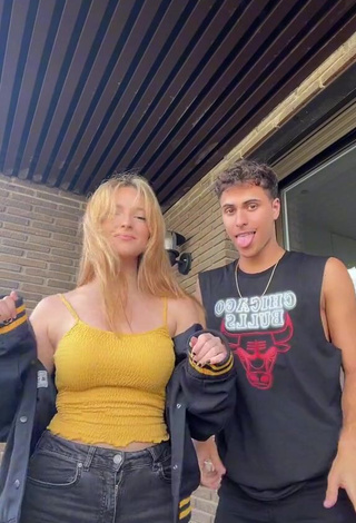 3. Hot Amaia Amunarriz Shows Cleavage in Crop Top and Bouncing Boobs