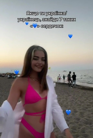 3. Sexy Anastasia Ferenchuk Shows Cleavage in Pink Bikini at the Beach