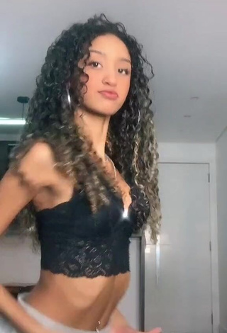 Hot arethecacheada Shows Cleavage in Black Crop Top