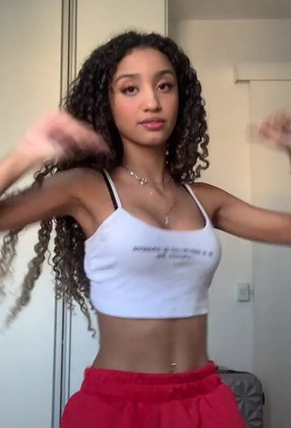 1. Sexy arethecacheada Shows Cleavage in White Crop Top