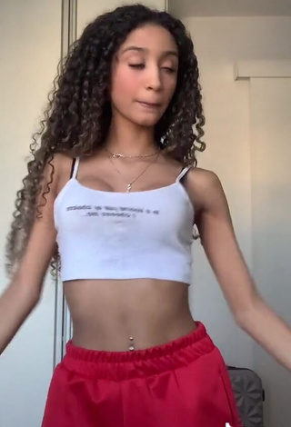 3. Sexy arethecacheada Shows Cleavage in White Crop Top