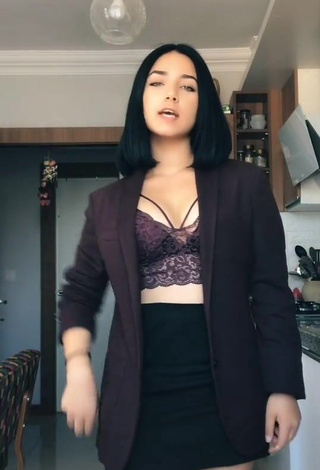 1. Hot Arya Akalın Shows Cleavage in Black Crop Top