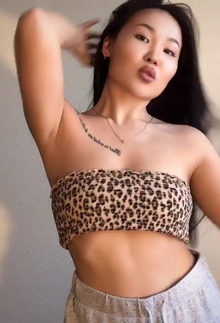 1. Hot Arzhaana Shows Cleavage in Leopard Tube Top