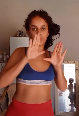 1. Hot Ayla Vitória Shows Cleavage in Sport Bra