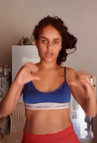 3. Hot Ayla Vitória Shows Cleavage in Sport Bra