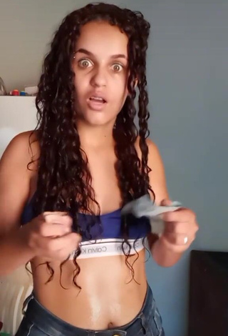 1. Sexy Ayla Vitória Shows Cleavage in Sport Bra