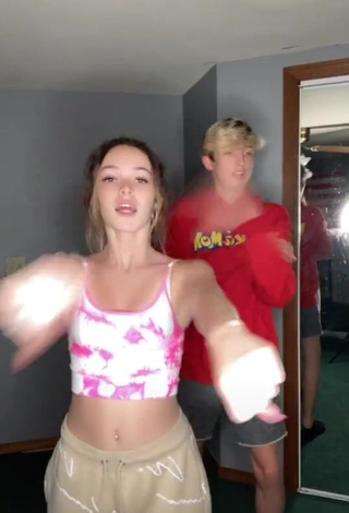 4. Seductive Cailee Kennedy Shows Cleavage in Crop Top and Bouncing Tits