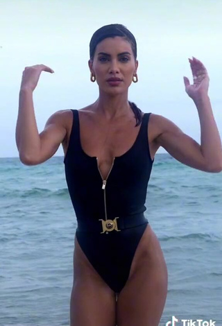 4. Hot Camila Coelho Shows Cleavage in Black Swimsuit in the Sea