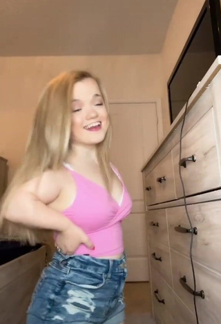 3. Beautiful Cassandra Mae Davis Shows Cleavage in Sexy Pink Crop Top