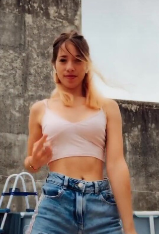 1. Hottie Dahiana Méndez Shows Cleavage in White Crop Top and Bouncing Tits