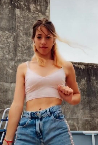 2. Hottie Dahiana Méndez Shows Cleavage in White Crop Top and Bouncing Tits