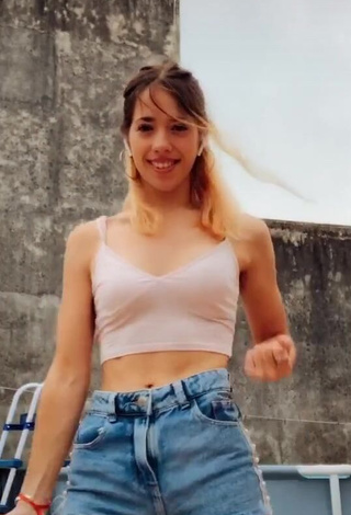 3. Hottie Dahiana Méndez Shows Cleavage in White Crop Top and Bouncing Tits