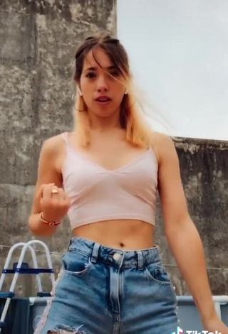 4. Hottie Dahiana Méndez Shows Cleavage in White Crop Top and Bouncing Tits