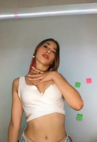 3. Amazing Dahiana Méndez Shows Cleavage in Hot White Crop Top and Bouncing Tits