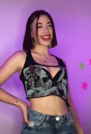 2. Erotic Dahiana Méndez Shows Cleavage in Crop Top and Bouncing Boobs