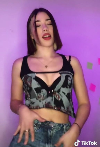 4. Erotic Dahiana Méndez Shows Cleavage in Crop Top and Bouncing Boobs