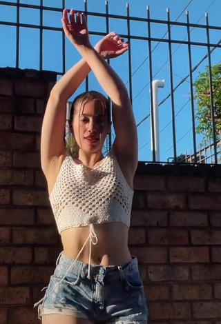 1. Hottest Dahiana Méndez in White Crop Top while doing Belly Dance