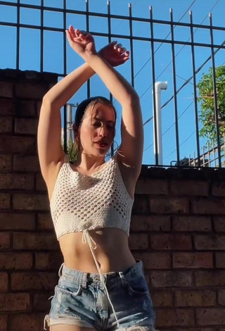 Hottest Dahiana Méndez in White Crop Top while doing Belly Dance