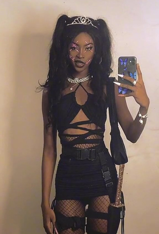 1. Beautiful diveludo Shows Cleavage in Sexy Black Crop Top