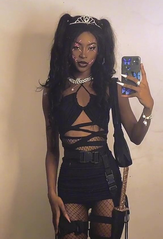 Beautiful diveludo Shows Cleavage in Sexy Black Crop Top