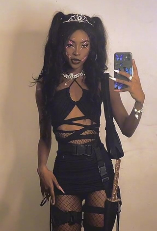 3. Beautiful diveludo Shows Cleavage in Sexy Black Crop Top