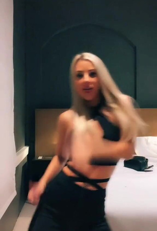 3. Sexy Brooklyn Elliott Shows Cleavage in Black Crop Top