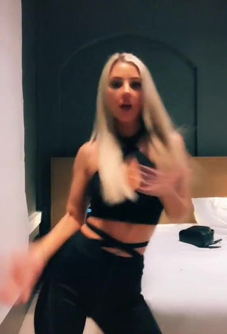 4. Sexy Brooklyn Elliott Shows Cleavage in Black Crop Top