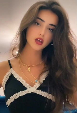 1. Hot Efsa Özgür Shows Cleavage