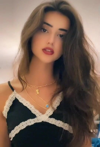 3. Hot Efsa Özgür Shows Cleavage