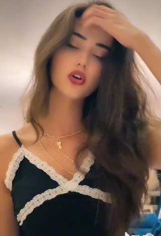 4. Hot Efsa Özgür Shows Cleavage