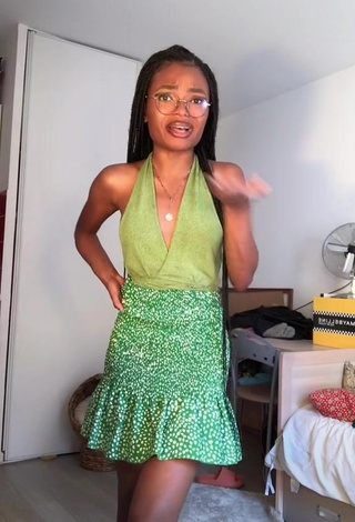 3. Desirable Emilietalk Shows Cleavage in Green Crop Top