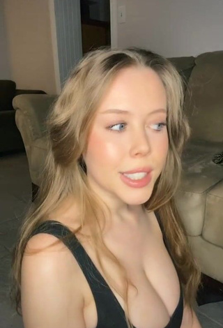 Really Cute Emily_kyte Shows Cleavage