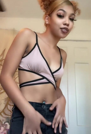 2. Sexy Essence Shows Cleavage in Crop Top