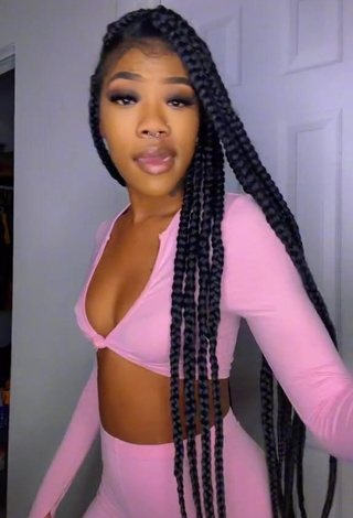 Sexy Essieebaee Shows Cleavage in Pink Crop Top