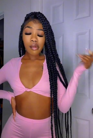 4. Sexy Essieebaee Shows Cleavage in Pink Crop Top