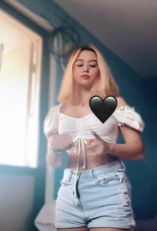 Sexy Francillepoopsxz Shows Cleavage in White Crop Top