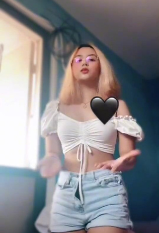 3. Sexy Francillepoopsxz Shows Cleavage in White Crop Top