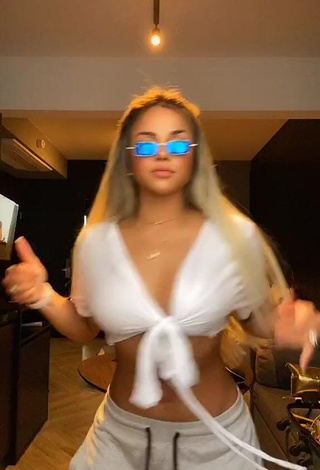 4. Erotic Gabily Shows Cleavage in White Crop Top