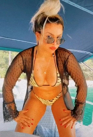 1. Erotic Gabily Shows Cleavage in Bikini while Twerking