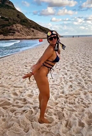 Sexy Gabily Shows Butt at the Beach while Twerking and Bouncing Boobs