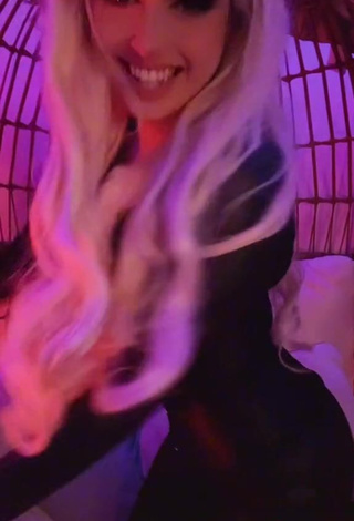 4. Sensual Hauntedhostess Shows Cleavage and Bouncing Boobs