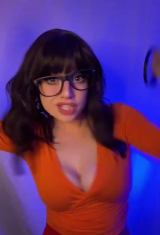 Hauntedhostess Demonstrates Sweet Cleavage and Bouncing Boobs