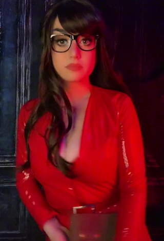 Desirable Hauntedhostess Shows Cleavage