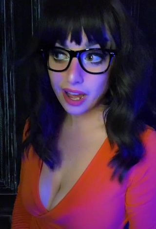 3. Erotic Hauntedhostess Shows Cleavage