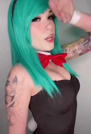 Holofox Shows her Hot Cleavage