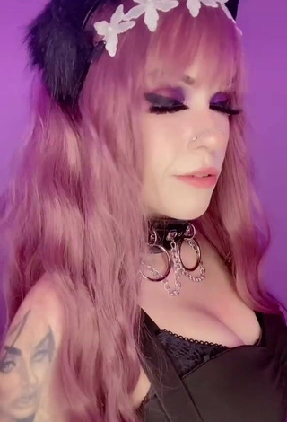 Erotic Holofox Shows Cleavage