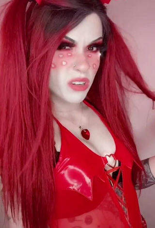 4. Holofox Shows her Alluring Cleavage