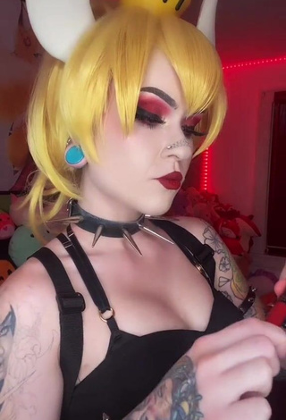 Holofox Shows her Inviting Cleavage